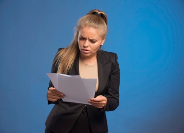 В статье рассматриваются последствия банкротства для физических лиц, включая списание долгов, потерю имущества, влияние на кредитную историю и возм...