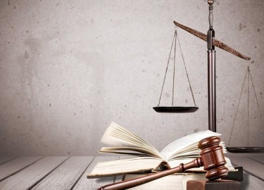 Изучите особенности арбитражных споров по госконтрактам в рамках 44-ФЗ и 223-ФЗ. Рассмотрим риски для поставщиков и заказчиков, а также основные ст...